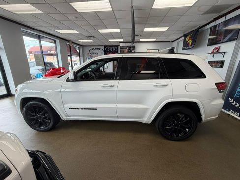 Used 2021 Jeep Grand Cherokee Laredo X AWD/4WD image 10
