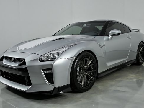 Used 2020 Nissan GT-R Premium AWD/4WD image 6