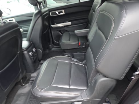 Used 2020 Ford Explorer XLT w/ Equipment Group 202A image 6