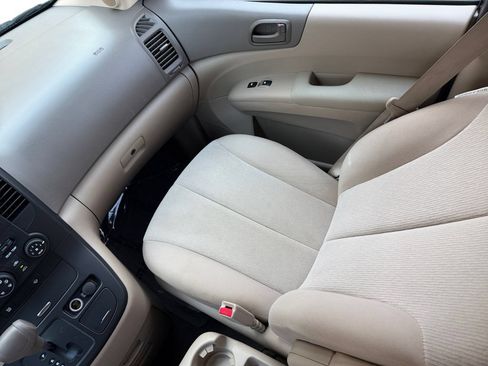 Used 2010 Kia Sedona LX FWD image 17