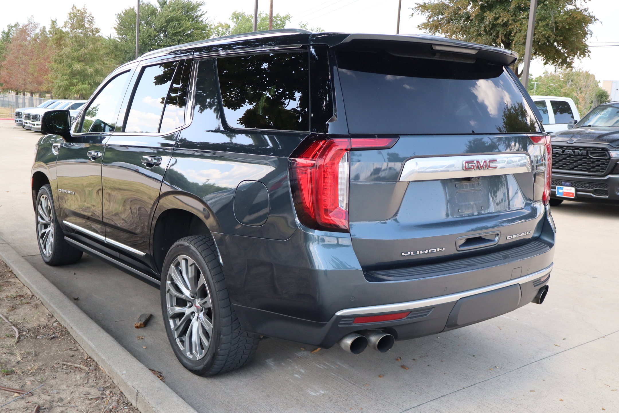 Used 2021 GMC Yukon Denali w/ Denali Premium Package AWD/4WD image 6