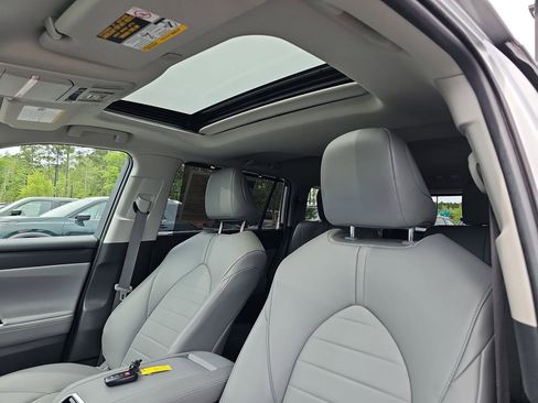 Used 2023 Toyota Highlander XLE image 32