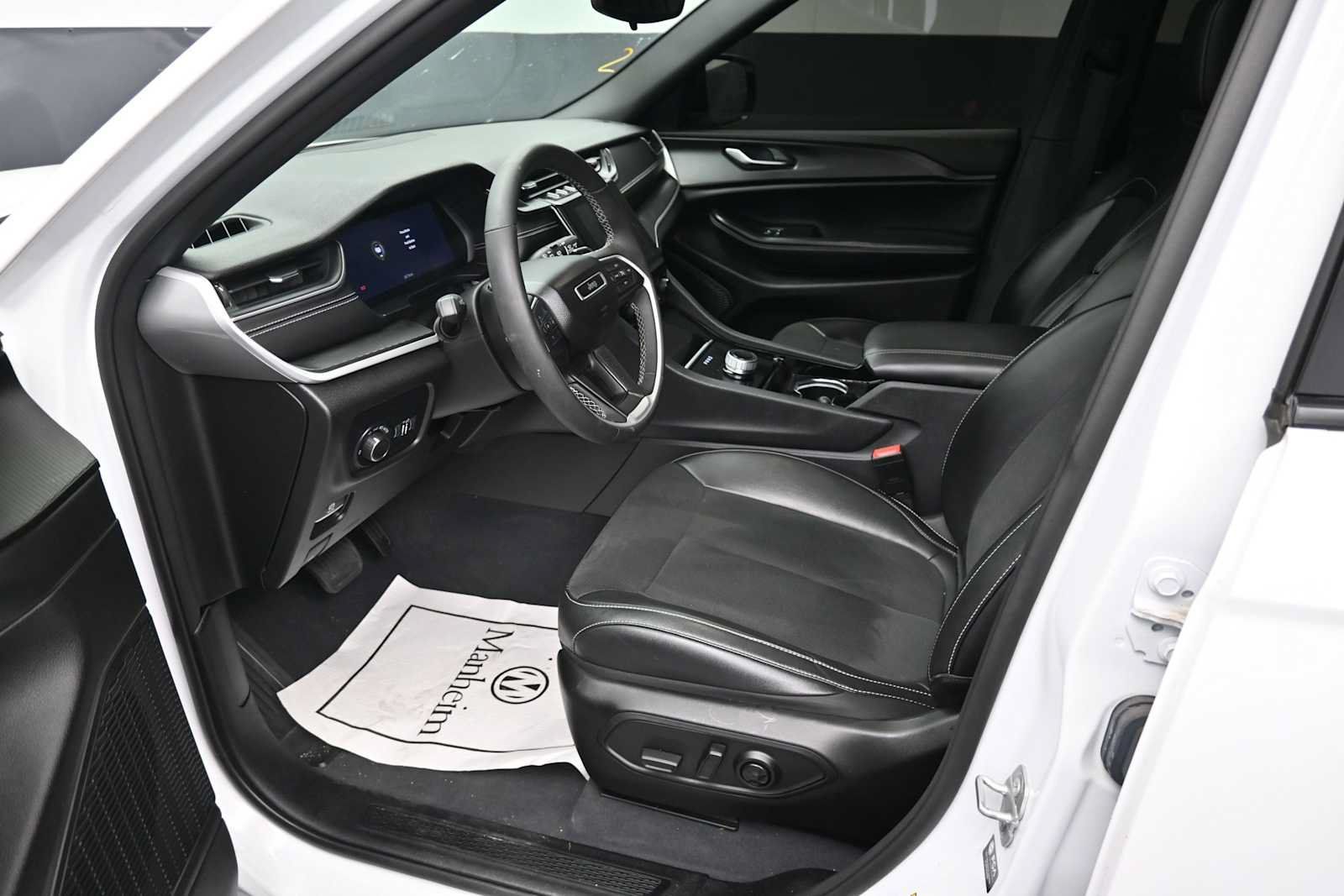 Used 2023 Jeep Grand Cherokee L Laredo AWD/4WD image 11