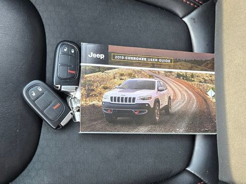 Used 2019 Jeep Cherokee Trailhawk AWD/4WD image 10
