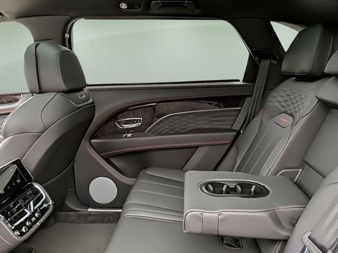 Used 2023 Bentley Bentayga Extended Wheelbase image 35