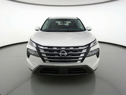 Used 2025 Nissan Rogue SV image 2