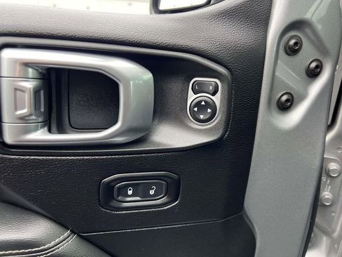 Used 2019 Jeep Wrangler Unlimited Sahara image 12