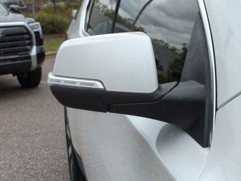 Used 2021 Chevrolet Traverse LT w/ LT Premium Package image 12