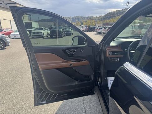 Used 2022 Lincoln Aviator Reserve w/ Elements Package Plus image 12