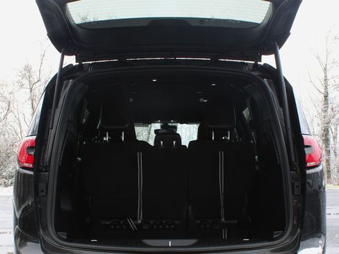 Used 2023 Chrysler Pacifica Touring-L w/ S Appearance Package image 12