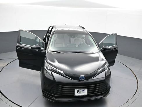 Certified 2025 Toyota Sienna LE image 46