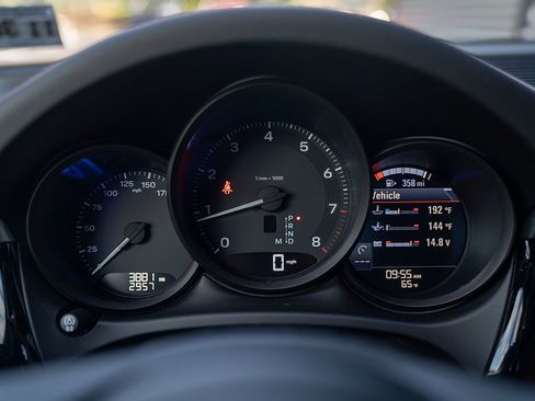 Certified 2026 Porsche Macan AWD/4WD image 9