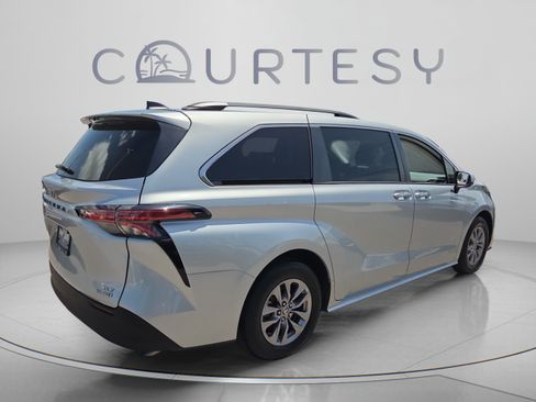 Used 2021 Toyota Sienna XLE w/ XLE Plus Package FWD image 5