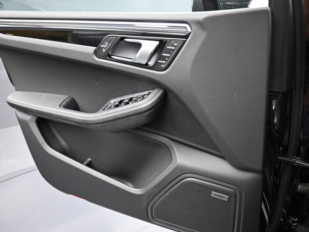 Certified 2025 Porsche Macan AWD/4WD image 20