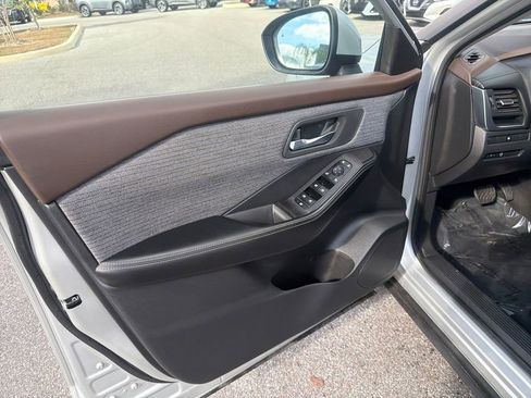 Used 2023 Nissan Rogue SV image 14