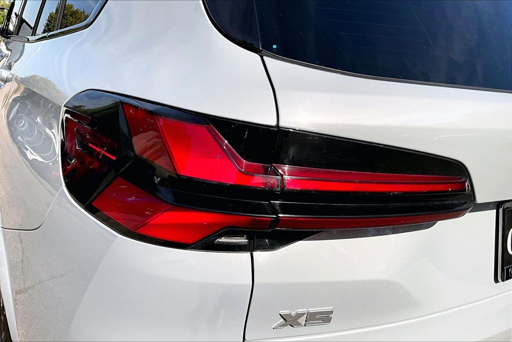 Used 2024 BMW X5 M60i AWD/4WD image 40