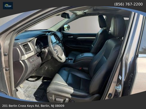 Used 2017 Toyota Highlander XLE FWD image 11