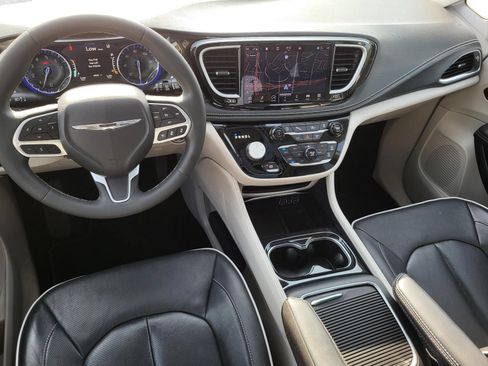 Used 2023 Chrysler Pacifica Limited FWD image 16