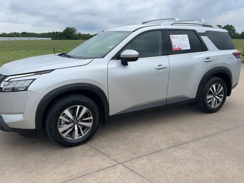 Used 2022 Nissan Pathfinder SL w/ SL Black Package FWD image 5