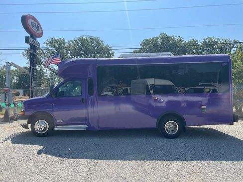 Used 2015 Chevrolet Express 4500 w/ Shuttle Bus Package RWD image 2