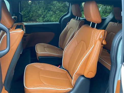 Used 2026 Chrysler Pacifica Pinnacle image 9