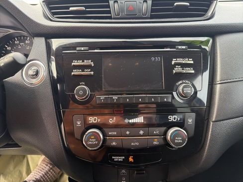 Used 2017 Nissan Rogue SV image 14