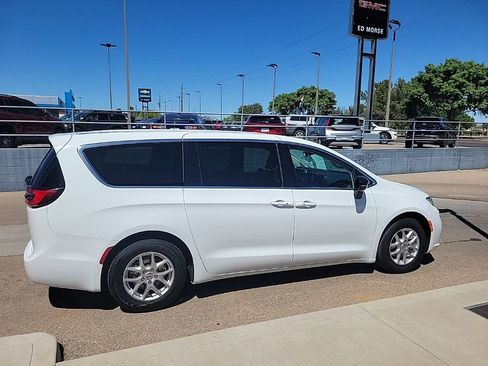 Used 2024 Chrysler Pacifica Touring-L FWD image 8