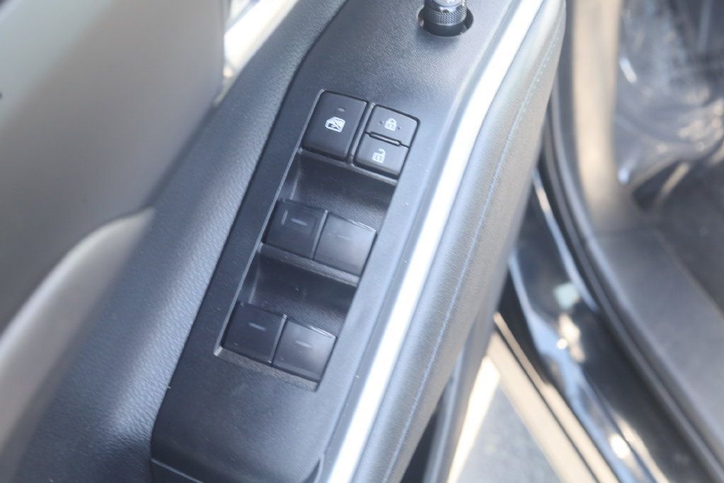 Used 2023 Toyota Highlander XLE AWD/4WD image 25