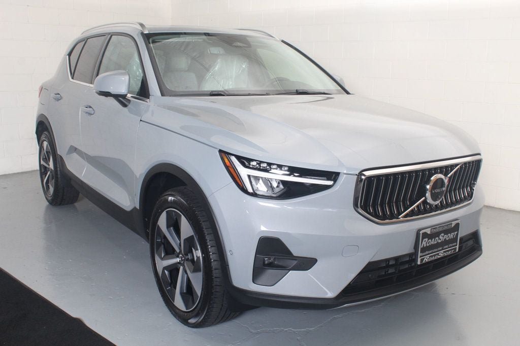 Used 2025 Volvo XC40 B5 Plus AWD/4WD image 1