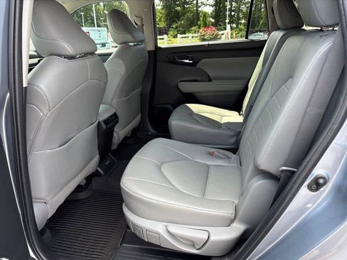 Used 2022 Toyota Highlander XLE AWD/4WD image 8