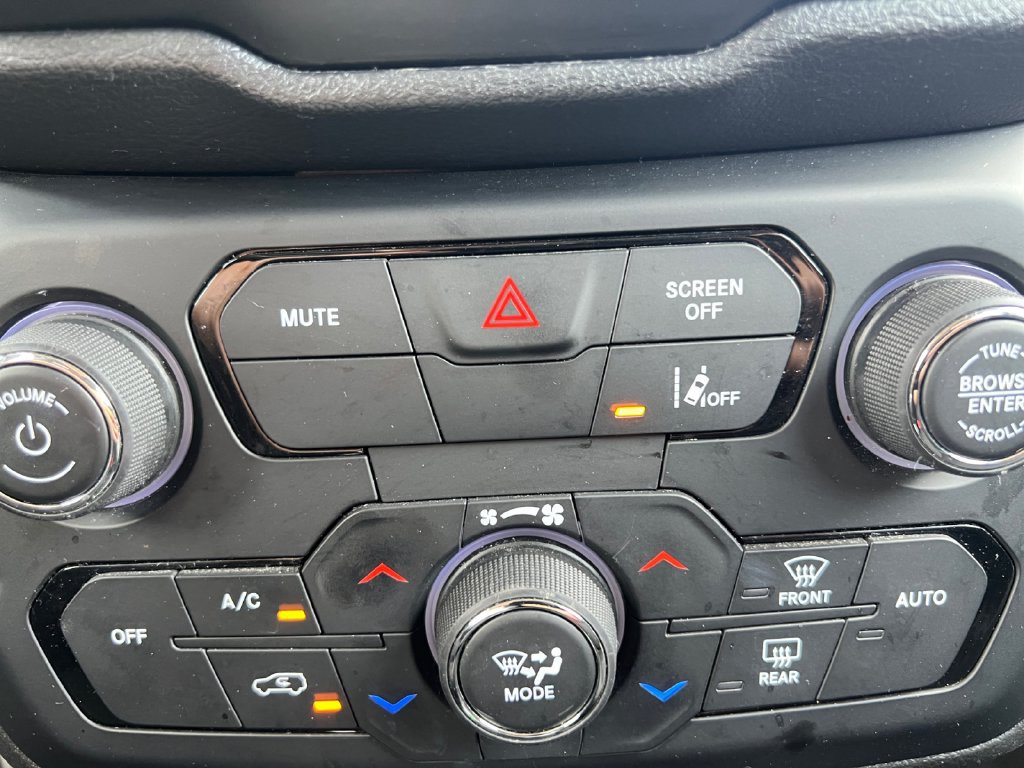 Used 2023 Jeep Renegade Latitude AWD/4WD image 34