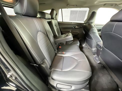 Used 2023 Toyota Highlander XLE image 28