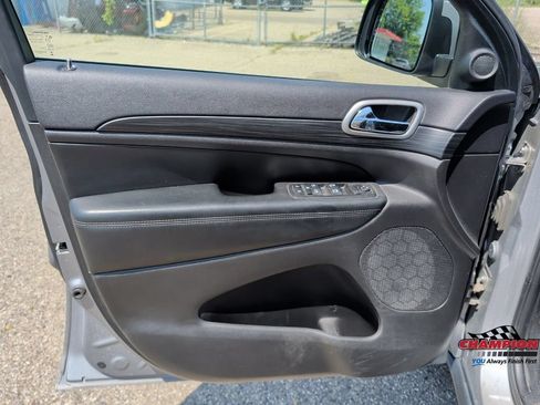 Used 2019 Jeep Grand Cherokee Laredo AWD/4WD image 14