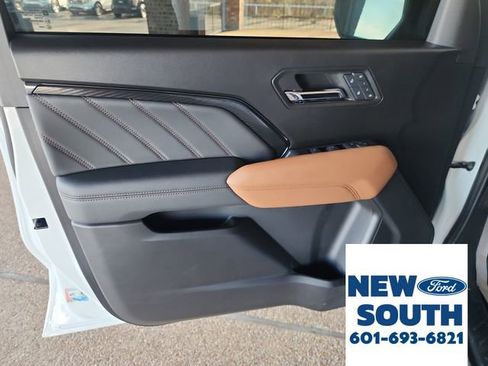 Used 2024 GMC Canyon AT4 w/ AT4 Premium Package image 9