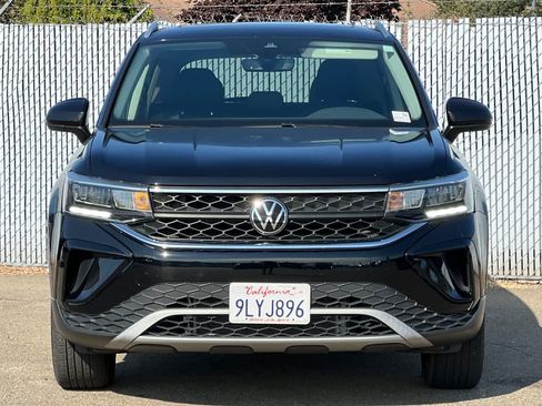 Used 2024 Volkswagen Taos SE w/ Panoramic Sunroof Package AWD/4WD image 8