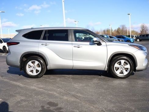 Used 2024 Toyota Highlander LE image 4