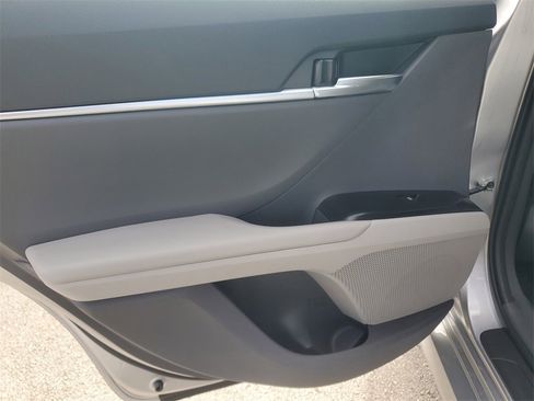 Used 2018 Toyota Camry LE image 8