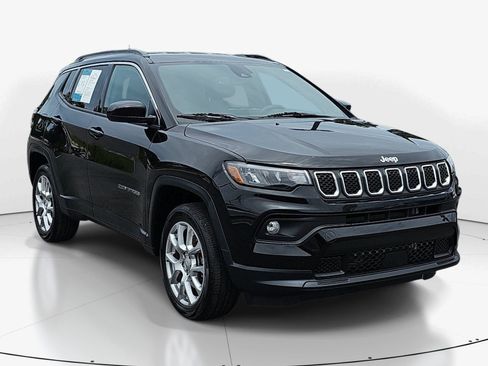 Used 2023 Jeep Compass Latitude AWD/4WD image 2