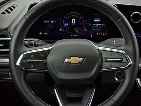 Used 2025 Chevrolet Traverse LT FWD image 14
