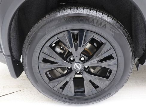 Used 2023 Nissan Rogue SV w/ SV Premium Package image 9