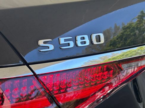 Used 2022 Mercedes-Benz S 580 4MATIC Sedan w/ Rear Seat Package image 18