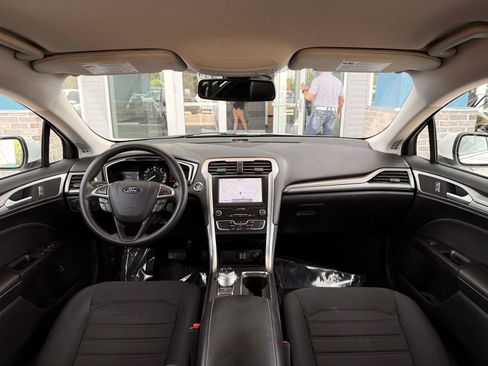 Used 2020 Ford Fusion SE FWD image 2