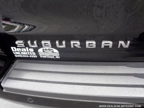 Used 2018 Chevrolet Suburban LT image 5