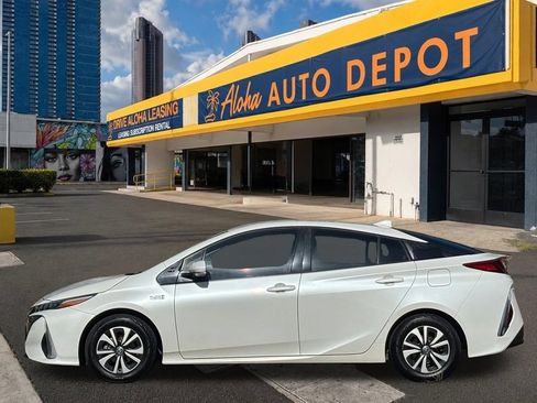 Used 2018 Toyota Prius Prime Plus FWD image 2