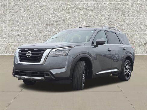Used 2024 Nissan Pathfinder Platinum image 3