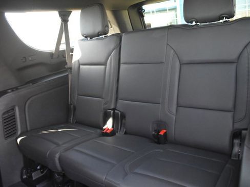 Used 2025 Chevrolet Suburban Z71 image 17