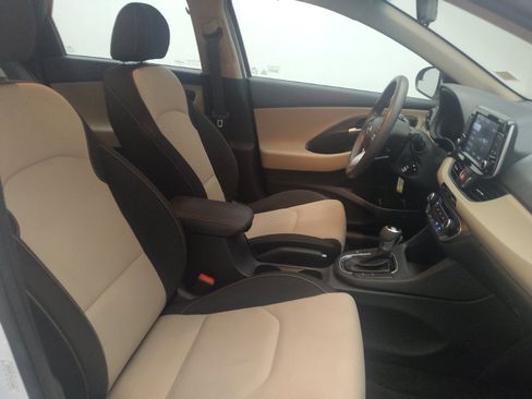 Used 2019 Hyundai Elantra GT FWD image 21