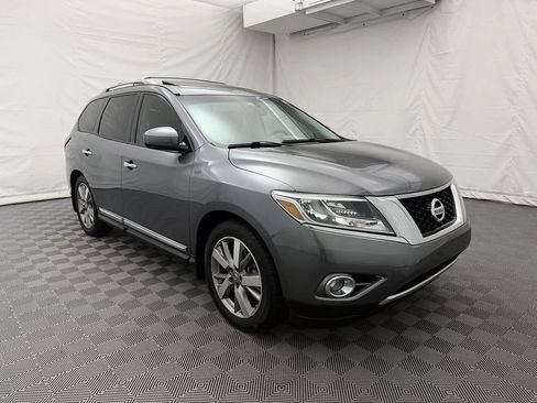 Used 2016 Nissan Pathfinder Platinum w/ Family Entertainment Package FWD image 4