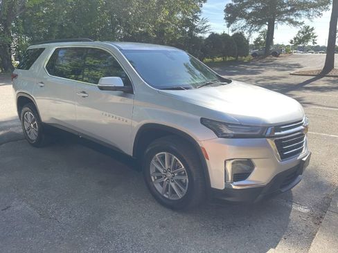 Used 2022 Chevrolet Traverse LT FWD image 2
