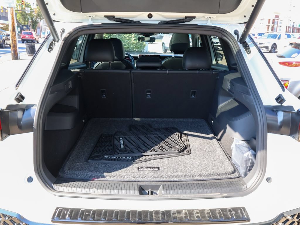 Certified 2025 Volkswagen Tiguan SE R-Line AWD/4WD image 10
